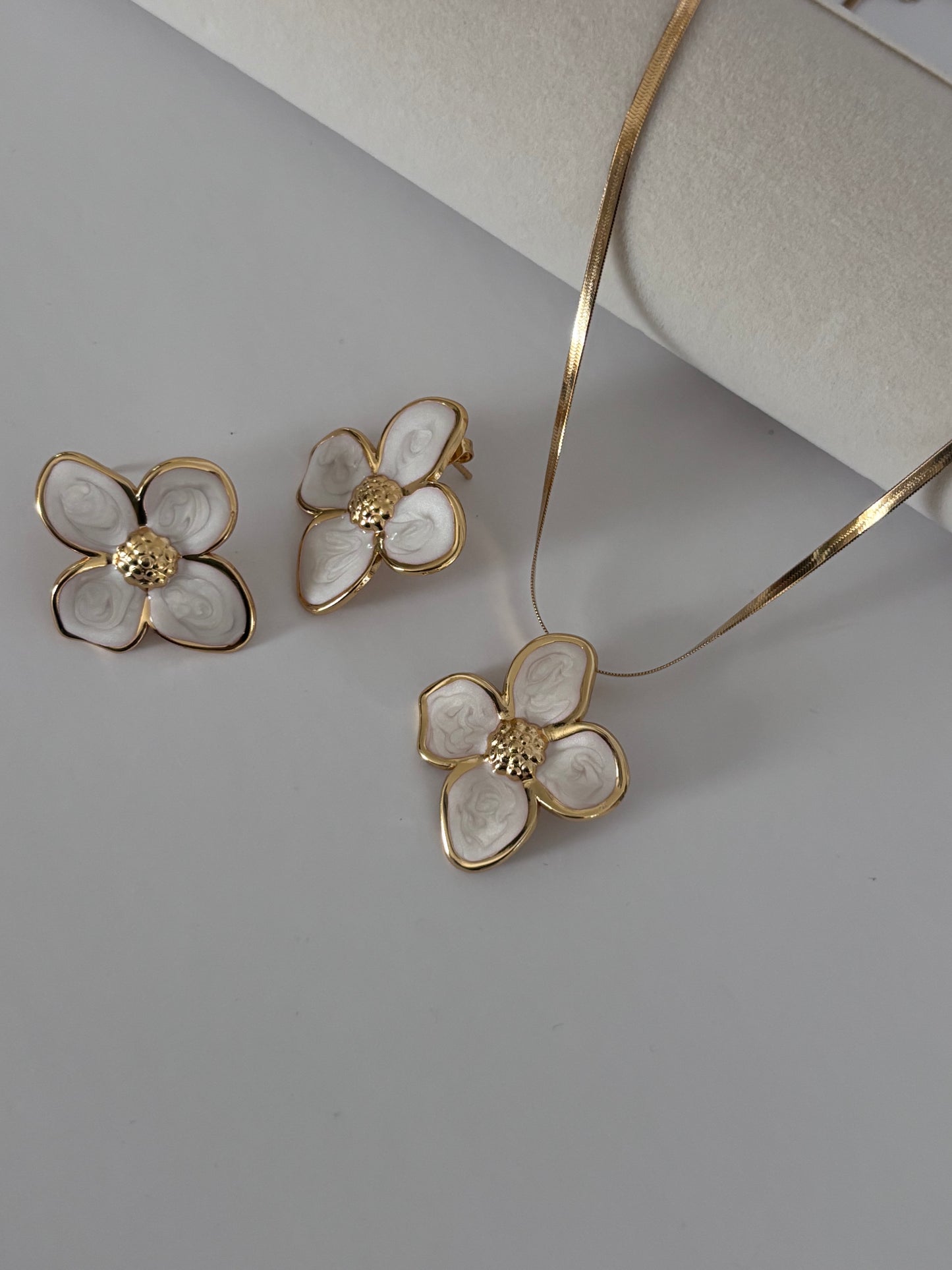 Rosy – Set de Collar y Pantallas