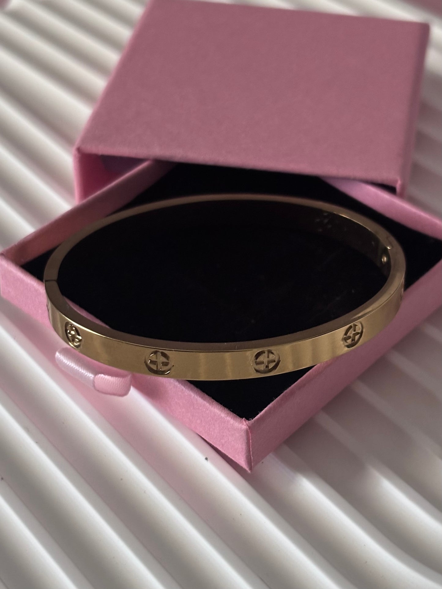 Clásico Chic ✨– Brazalete en Acero 316